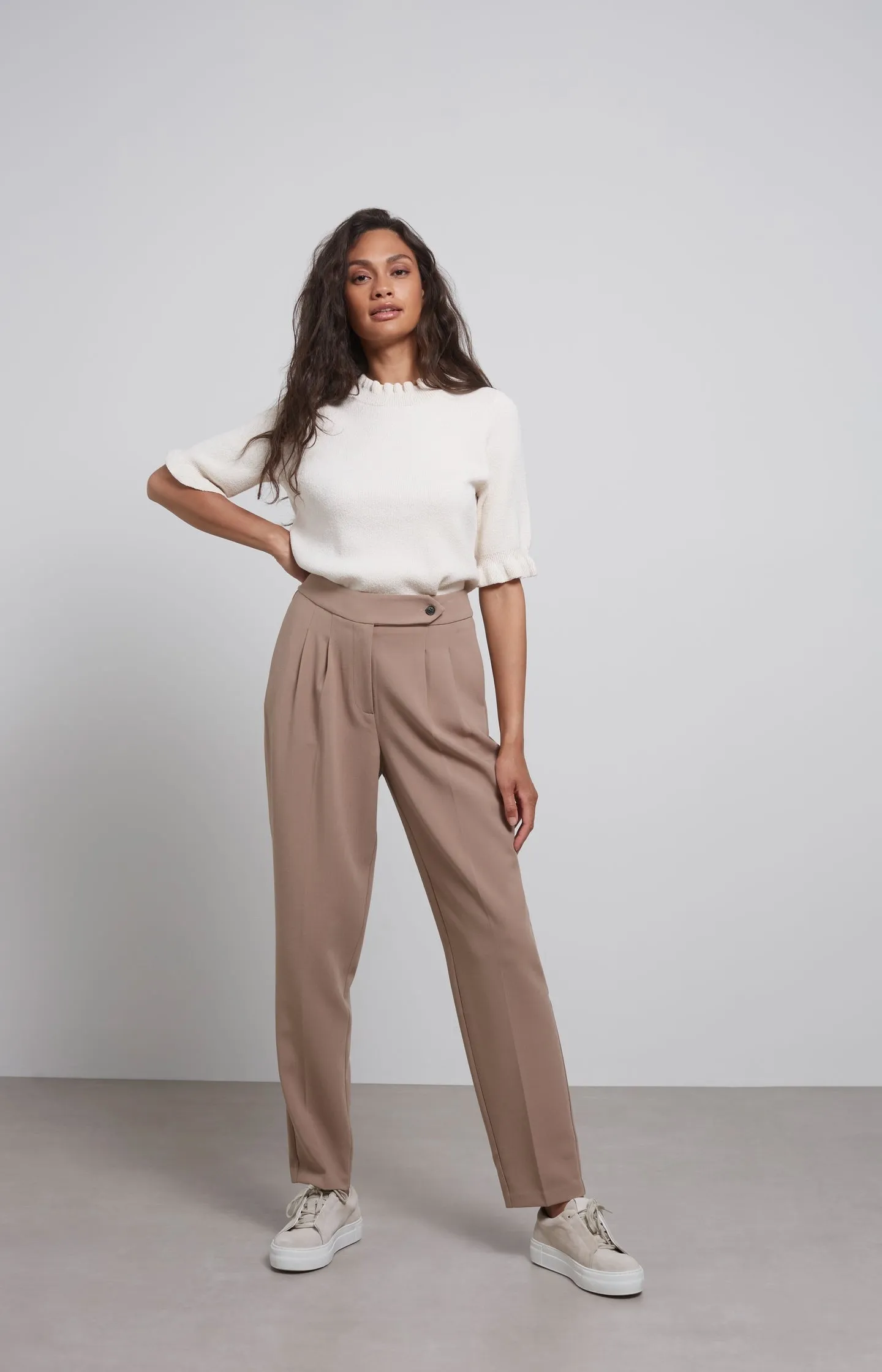 High waist trousers with pleated details and side pockets
