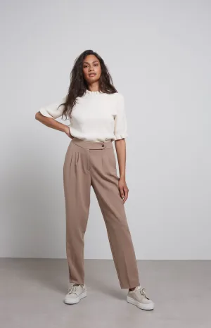 High waist trousers with pleated details and side pockets